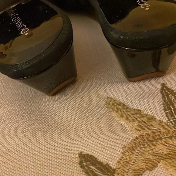 Donald J Pliner  7 1/2 M Delia  Black Sandal with Black Stone Toe Loop - Picture 5 of 6